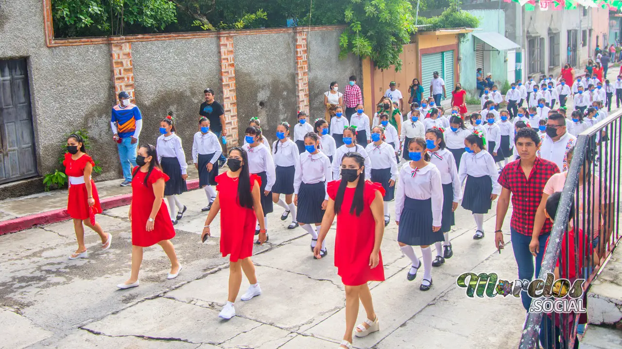 Alumnas de primaria Emiliano Zapata desfilando.