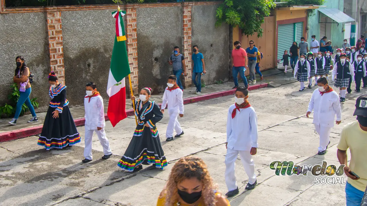 Escolta a la bandera de la primaria Sofía Vázquez.