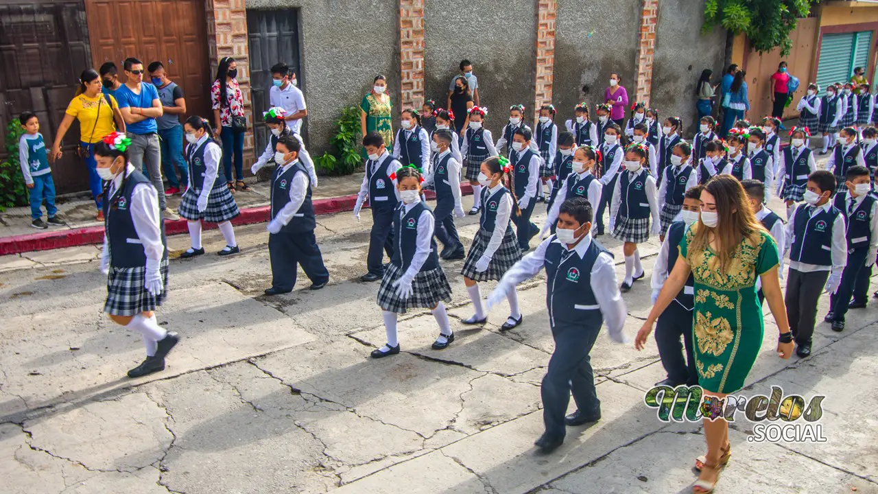 Alumnado de primaria Sofía Vázquez desfilando.