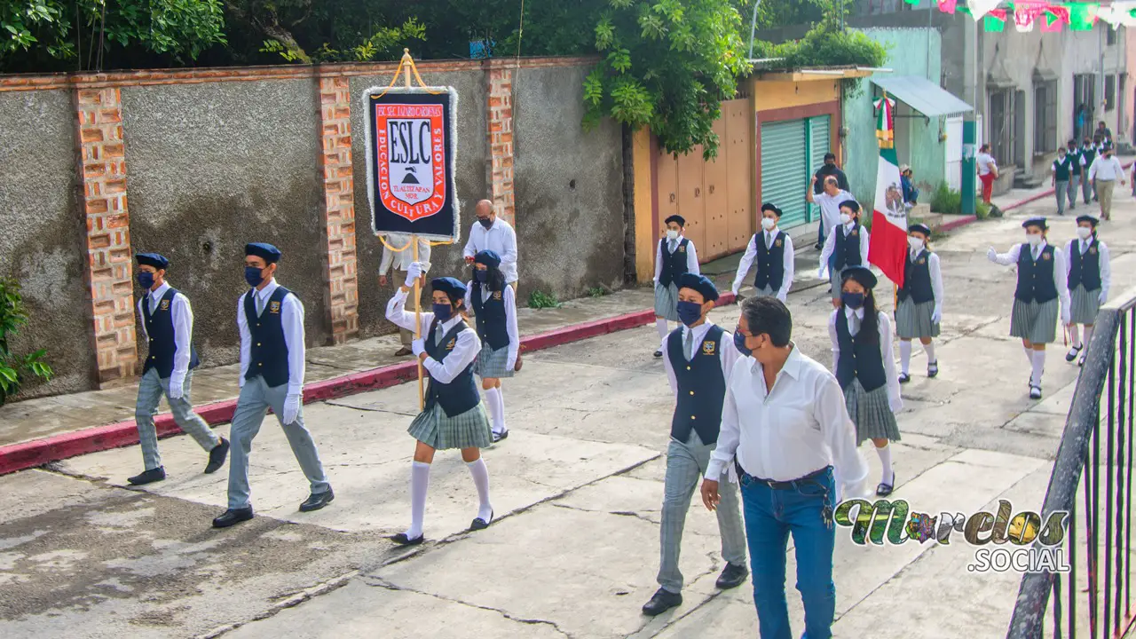 Banderín y escolta de escuela secundaria Lázaro Cárdenas.