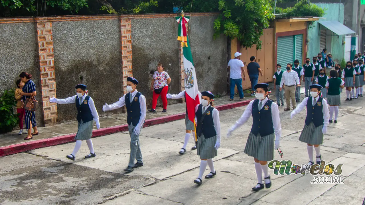 Escolta a la bandera de la secundaria Lázaro Cárdenas.