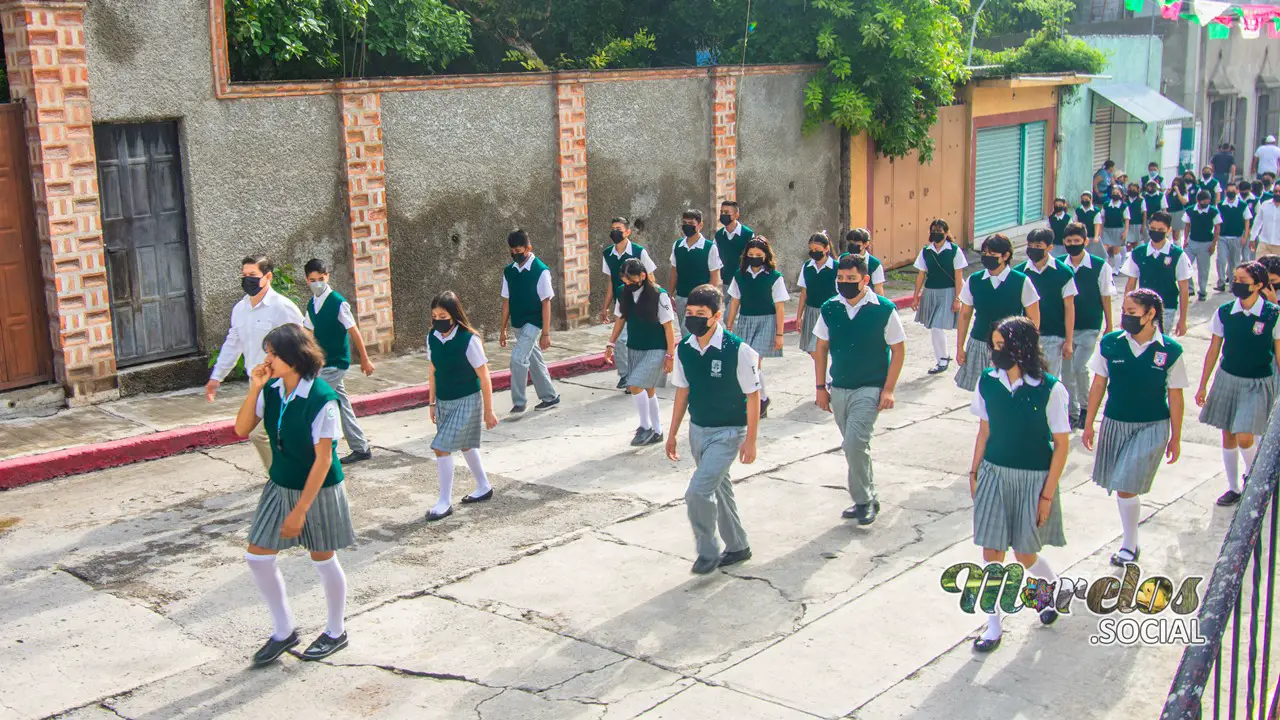 Desfilando el alumnado de la secundaria Lázaro Cárdenas.