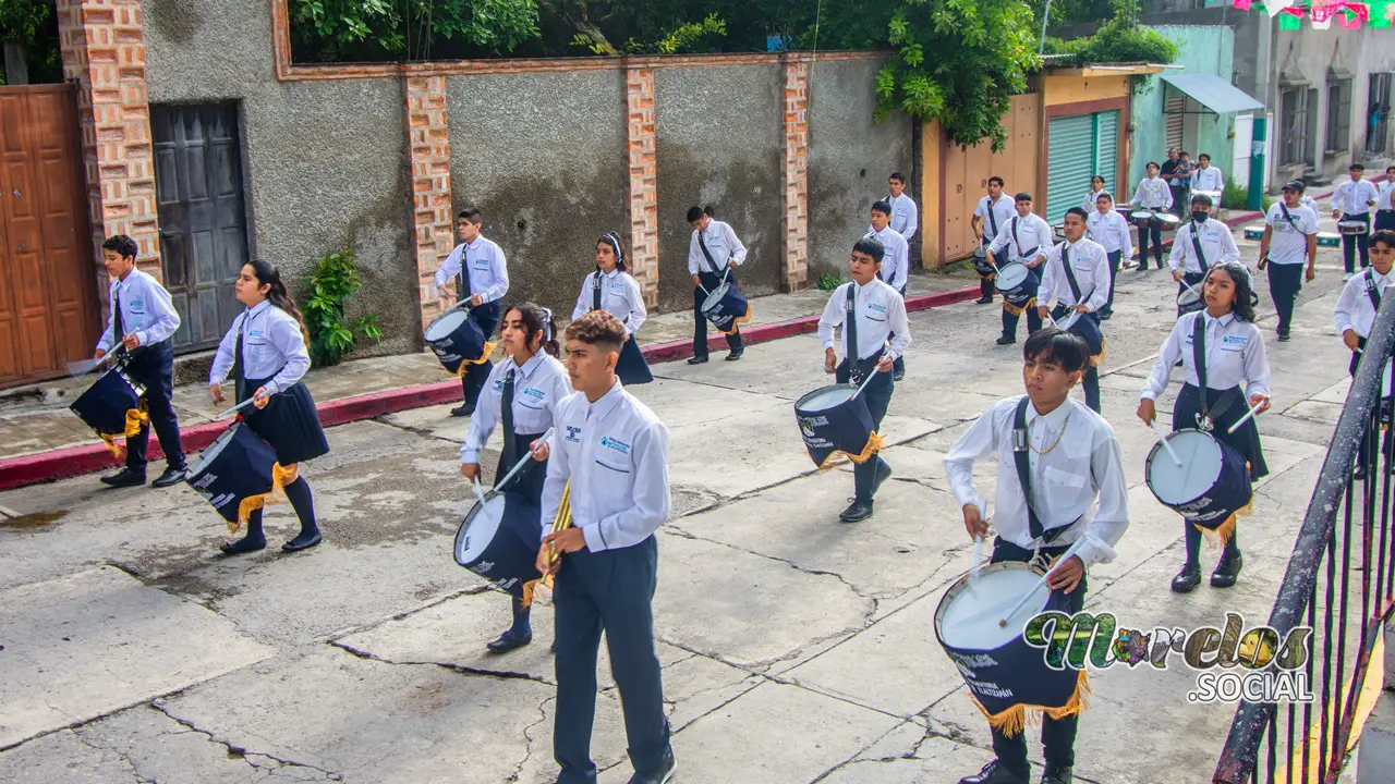 Banda de guerra de la preparatoria UAEM Tlaltizapán.