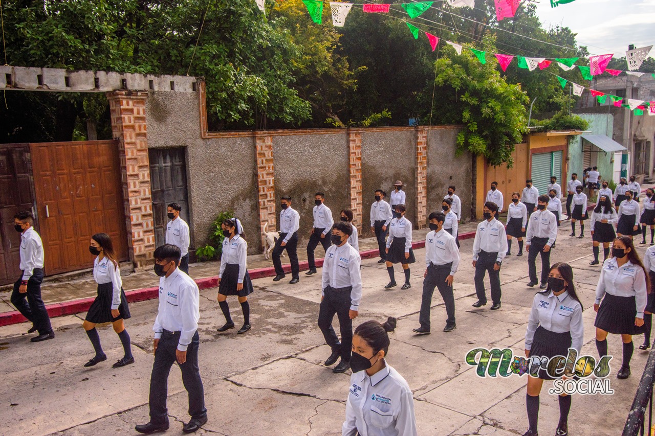 Desfile del alumnado de la preparatoria UAEM 6 Tlaltizapán.