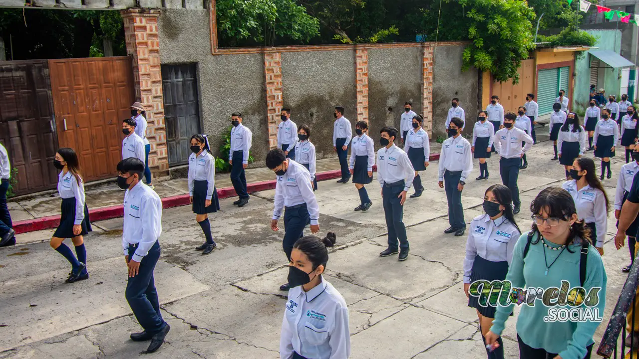 Desfile del alumnado de la preparatoria UAEM 6 Tlaltizapán.