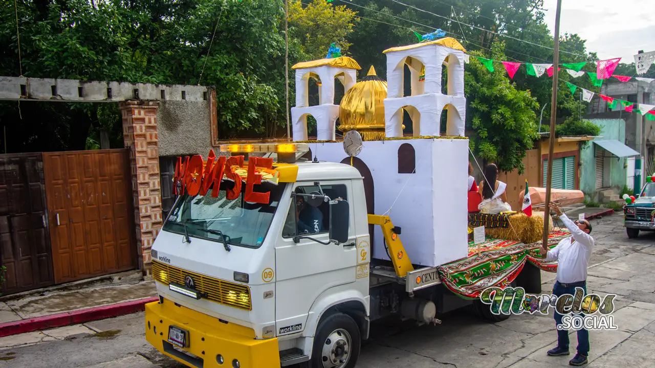 Carro alegórico de la reina de las fiestas patrias, Monse.