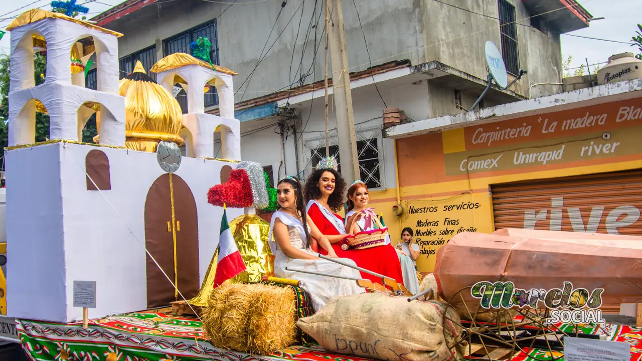 Reyna de las fiestas patrias y Auto decorado con algunas referencias al día del grito de independencia de México durante el desfile en Tlaltizapán.