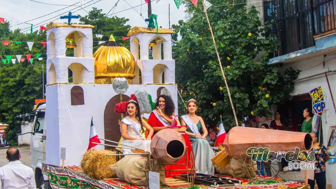 Reina y princesas de las fiestas patrias en Tlaltizapán durante el desfile.