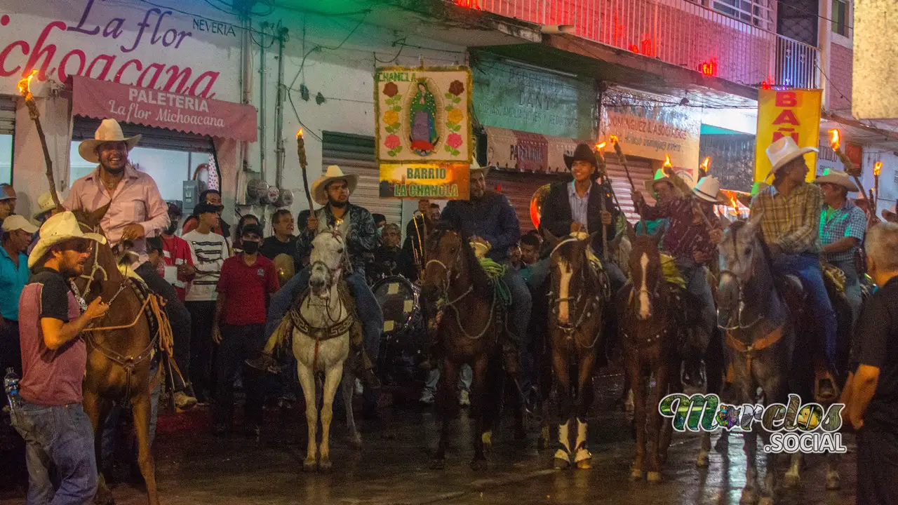 Reuniéndose para el recorrido de la cabalgata nocturna.