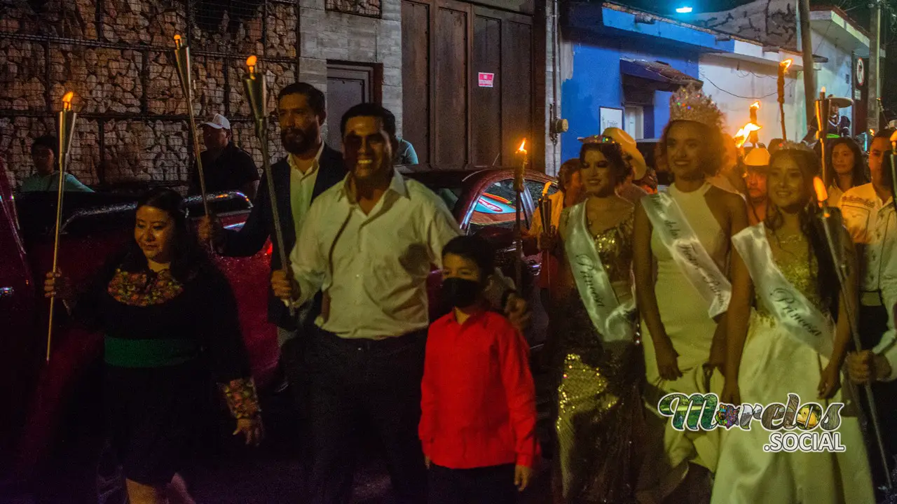 Presidente, Reinas y princesas de fiestas patrias en recorrido nocturno.