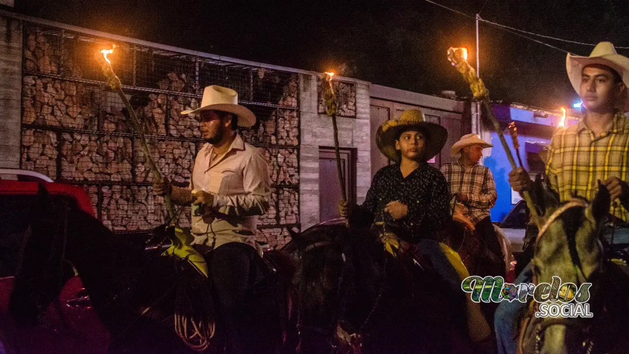 Cabalgata avanza sobre calle Hidalgo Sur en Tlaltizapán.