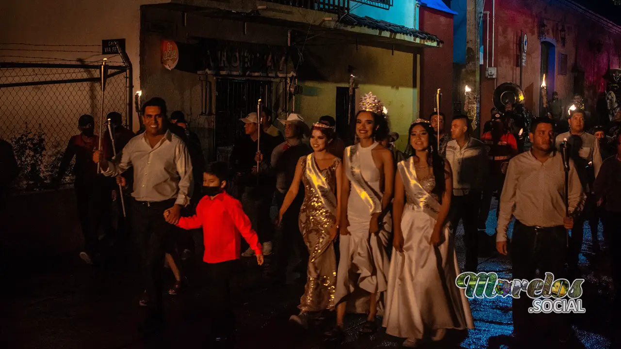 Recorrido nocturno avanzando por la calle Vicente Guerrero.