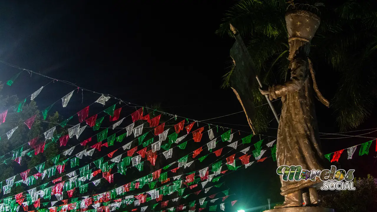 Chinelo de Tlalti en la noche conmemorativa del Grito de independencia.