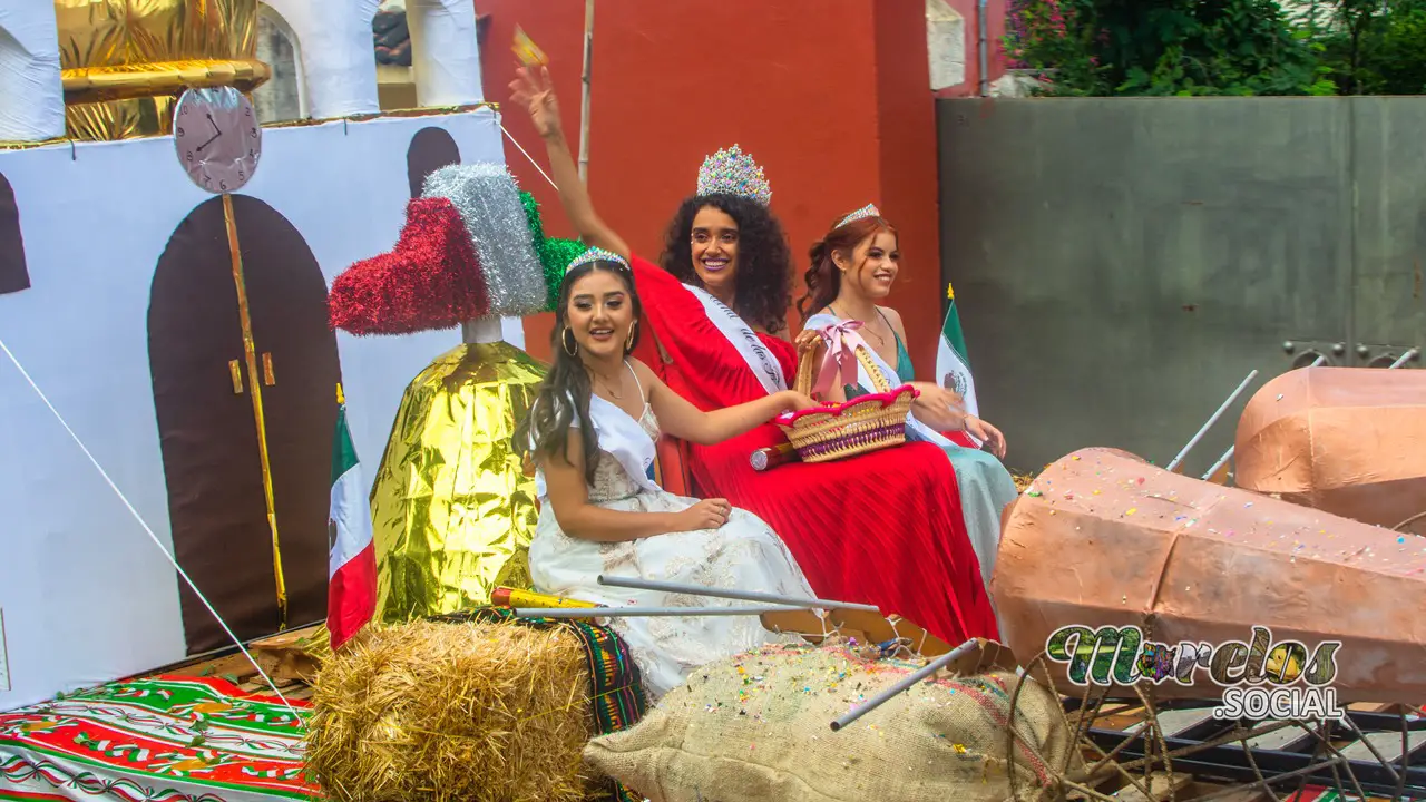 Desfile de las reinas de las fiestas patrias