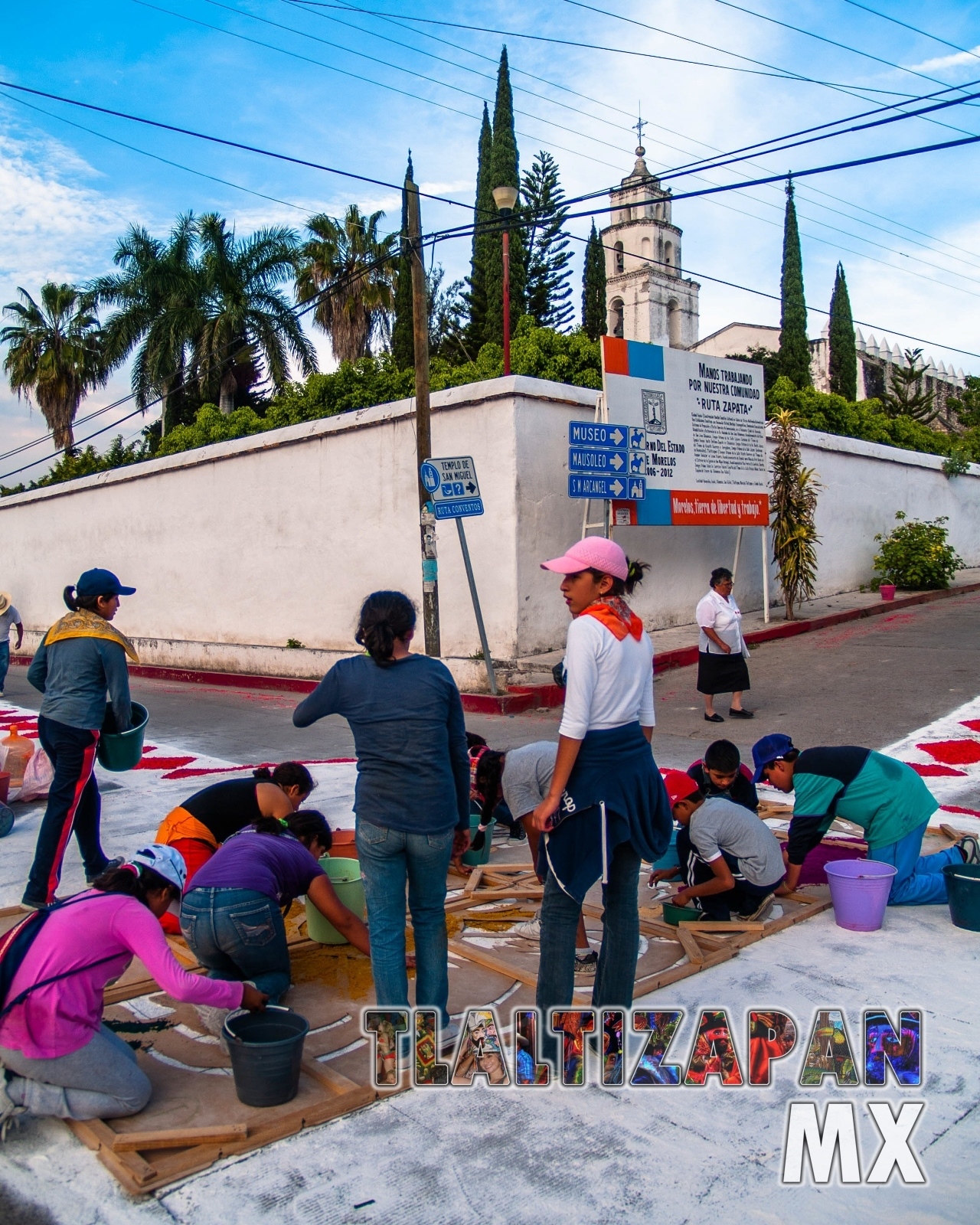 Jóvenes voluntarios elaborando los tapetes de aserrín en Tlaltizapán