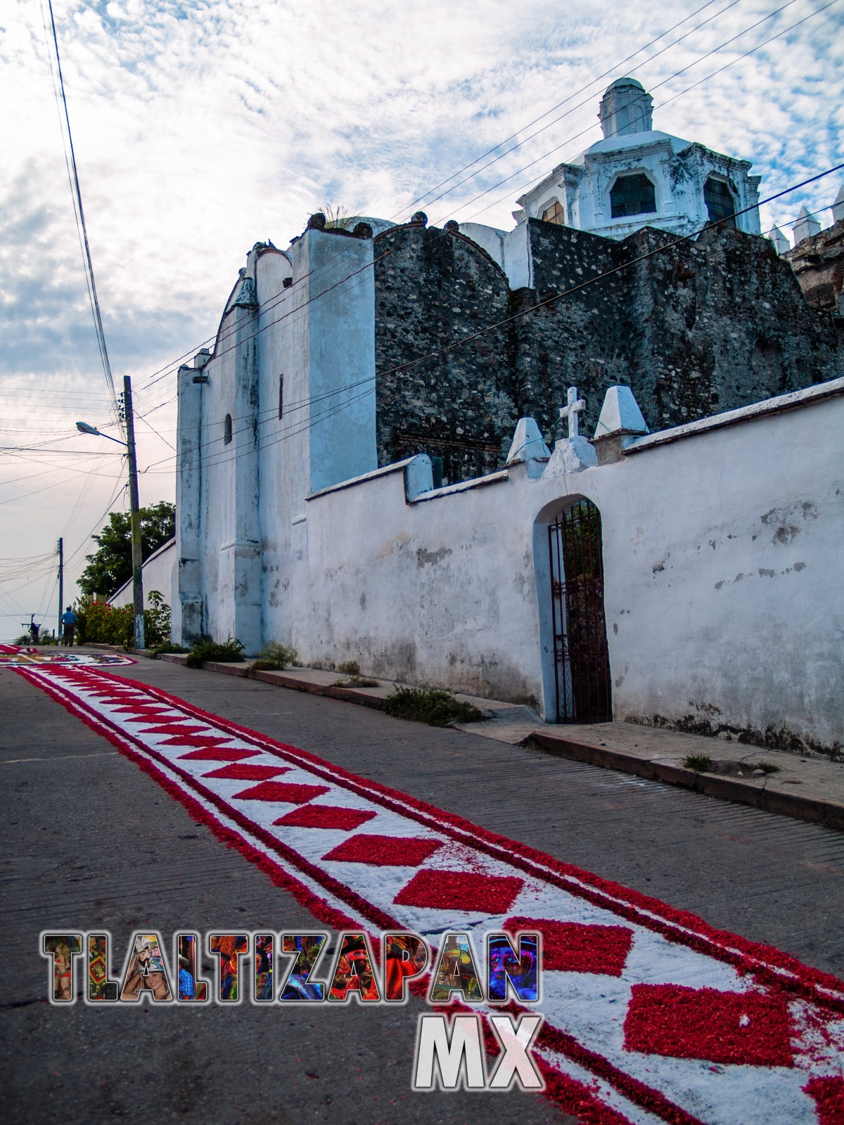 Alfombra de aserrín al lado del convento de Tlaltizapán