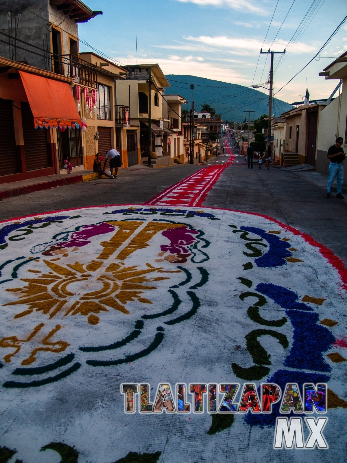 Imagen del Santisimo Sacramento plasmado en los tapetes de aserrin de Tlaltizapán, Morelos