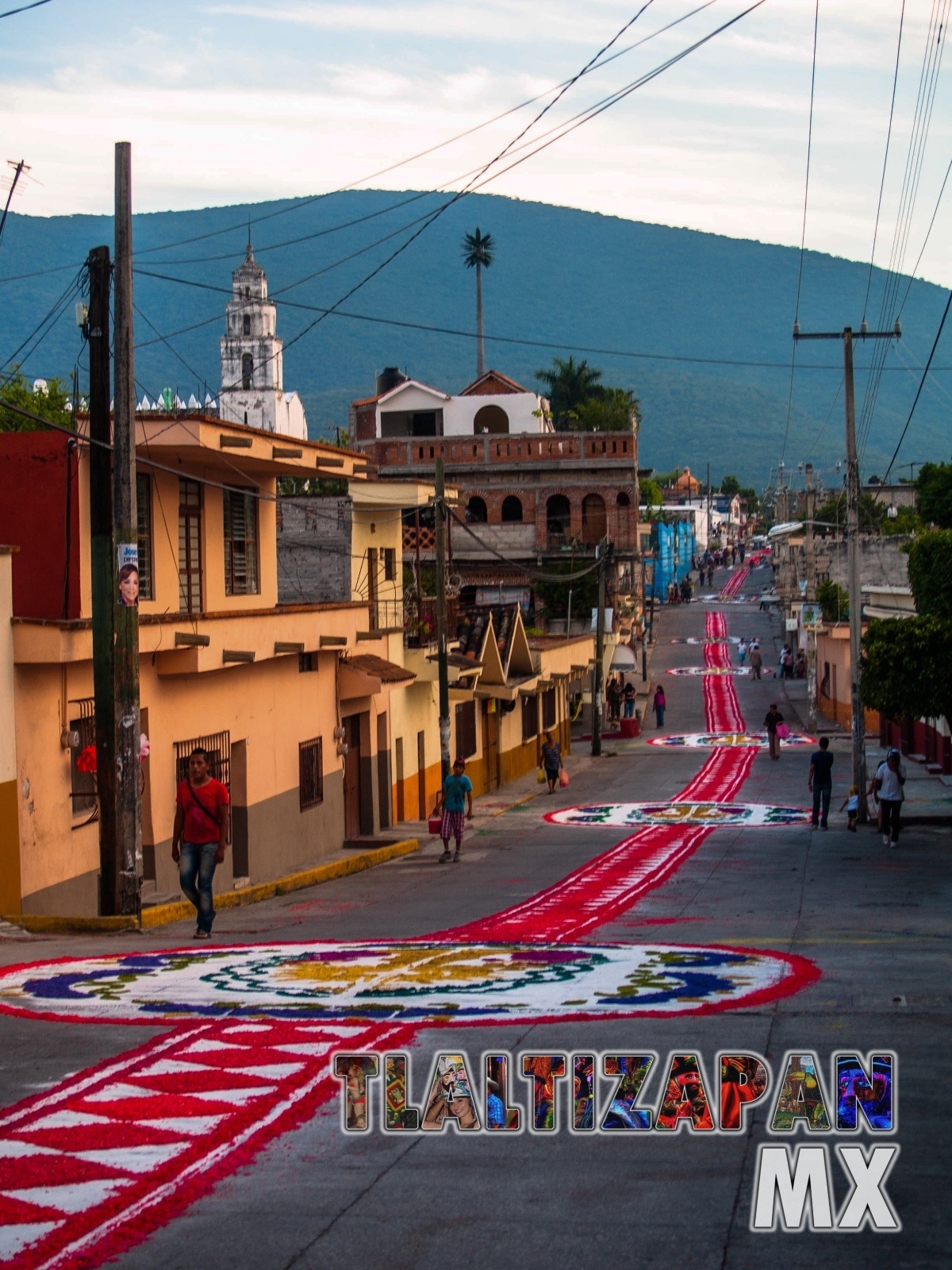 Las calles de Tlaltizapán, Morelos adornadas con tapetes de aserrín