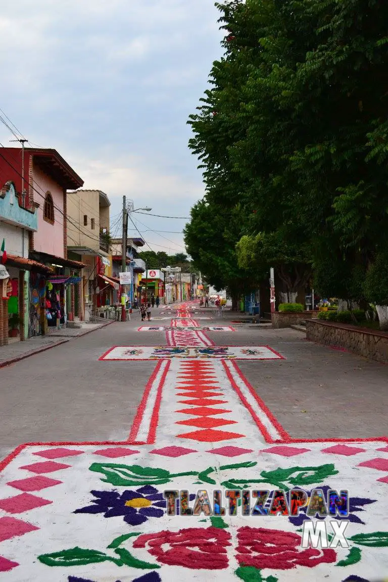 En el centro de Tlaltizapán Morelos los tapetes sobre calle Hidalgo Sur.