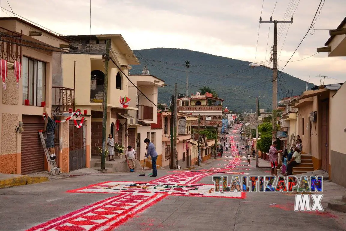 En Tlaltizapán sobre la calle Vicente Guerrero los tapetes adornando la calle.