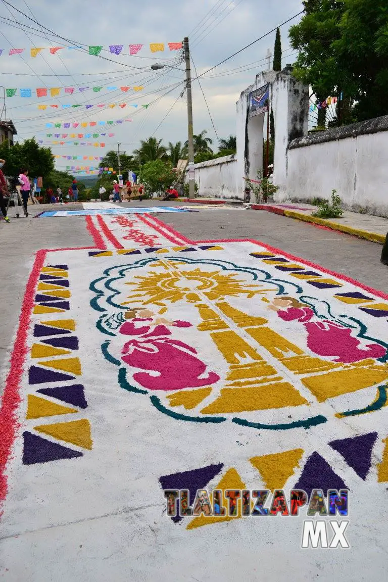 Tapete imagen Santísimo Sacramento en las afueras de la iglesia.