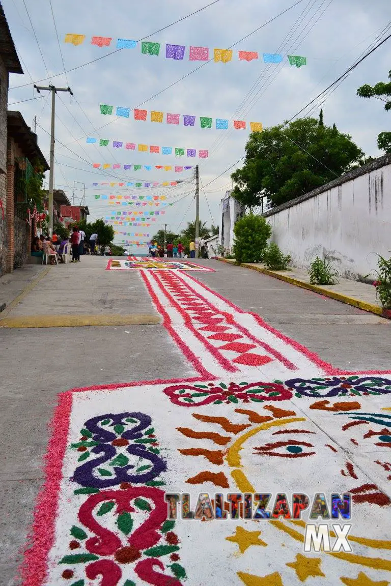 Subiendo por la calle de la iglesia.