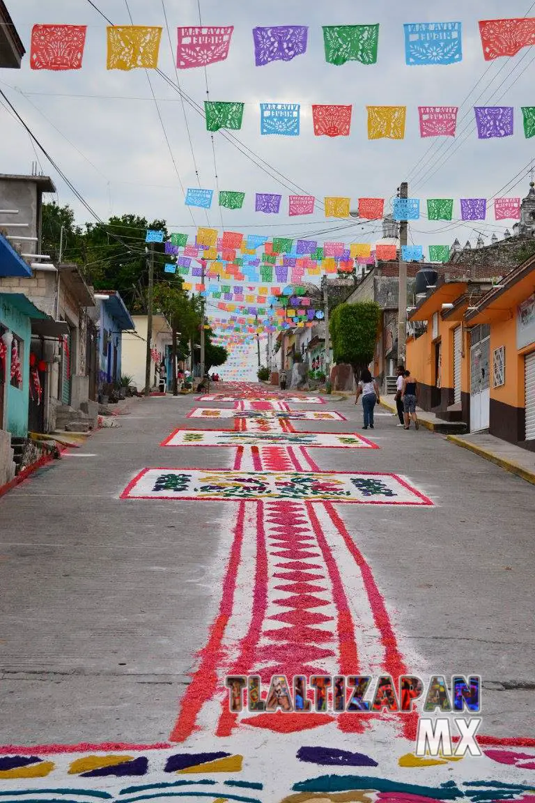 Rumbo a la iglesia por la calle Leona Vicario.