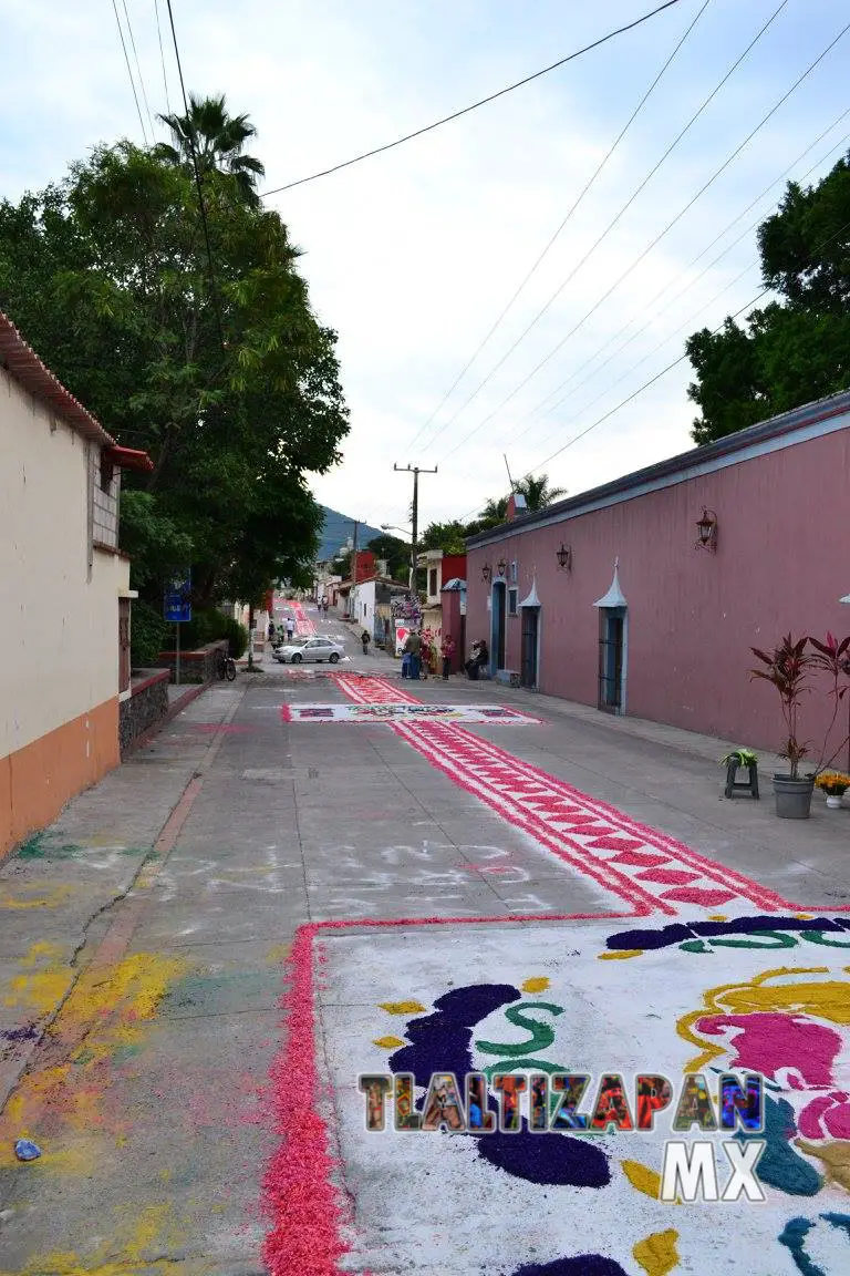 Tapetes sobre la calle Vicente Guerrero