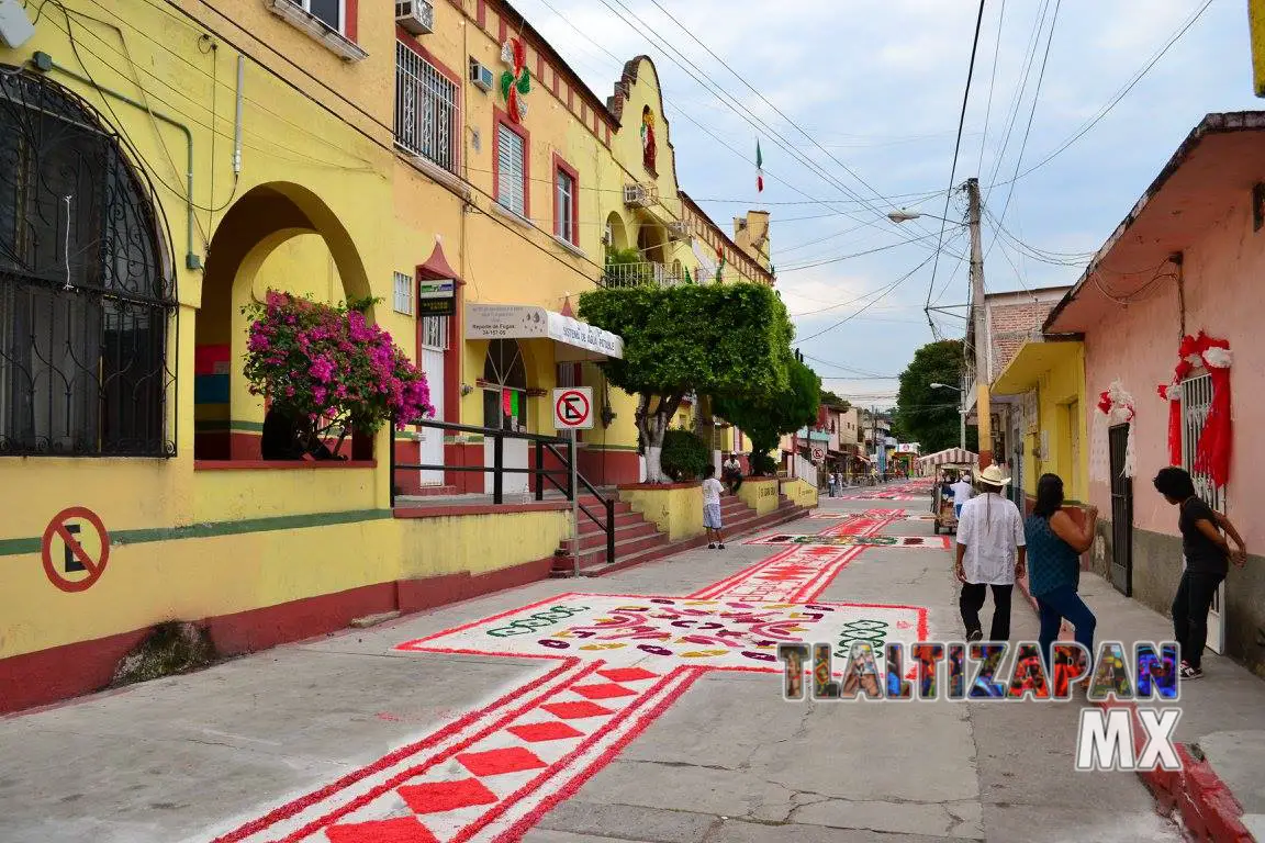 Sobre la calle Hidalgo sur y enfrente de la presidencia