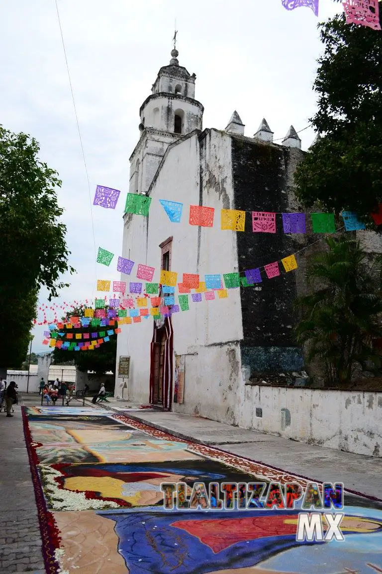 Grandes figuras en los tapetes dentro de la iglesia