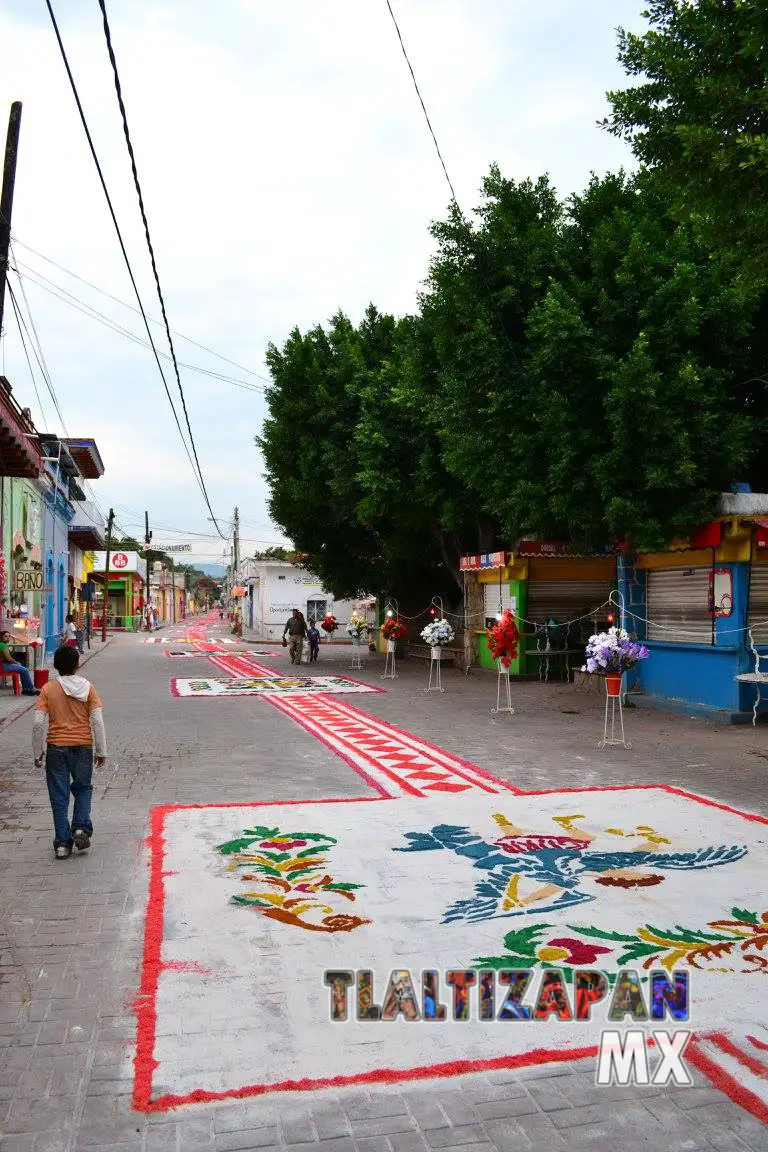 Tapetes al costado del centro de Tlaltizapán