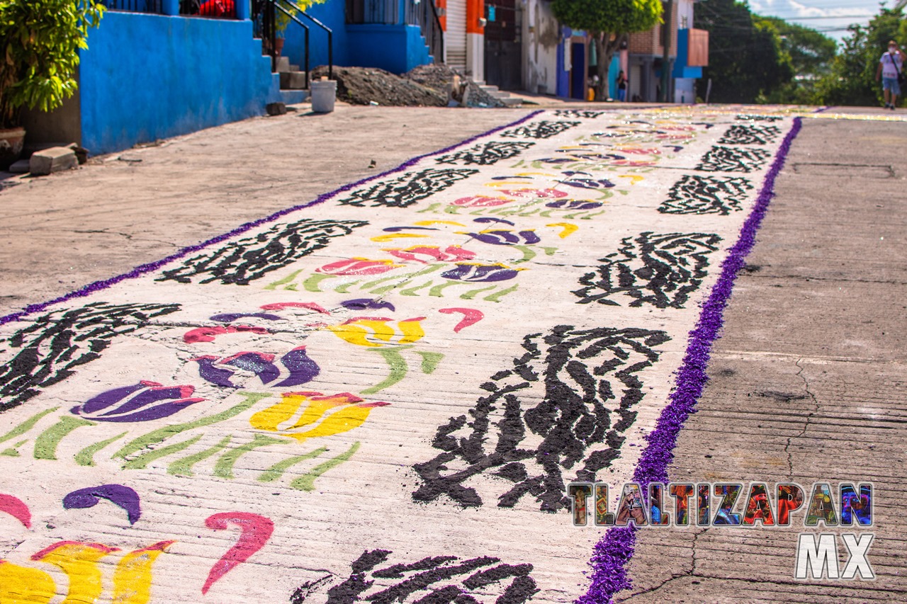 Tapete con adornos de flores sobre la calle Leona Vicario