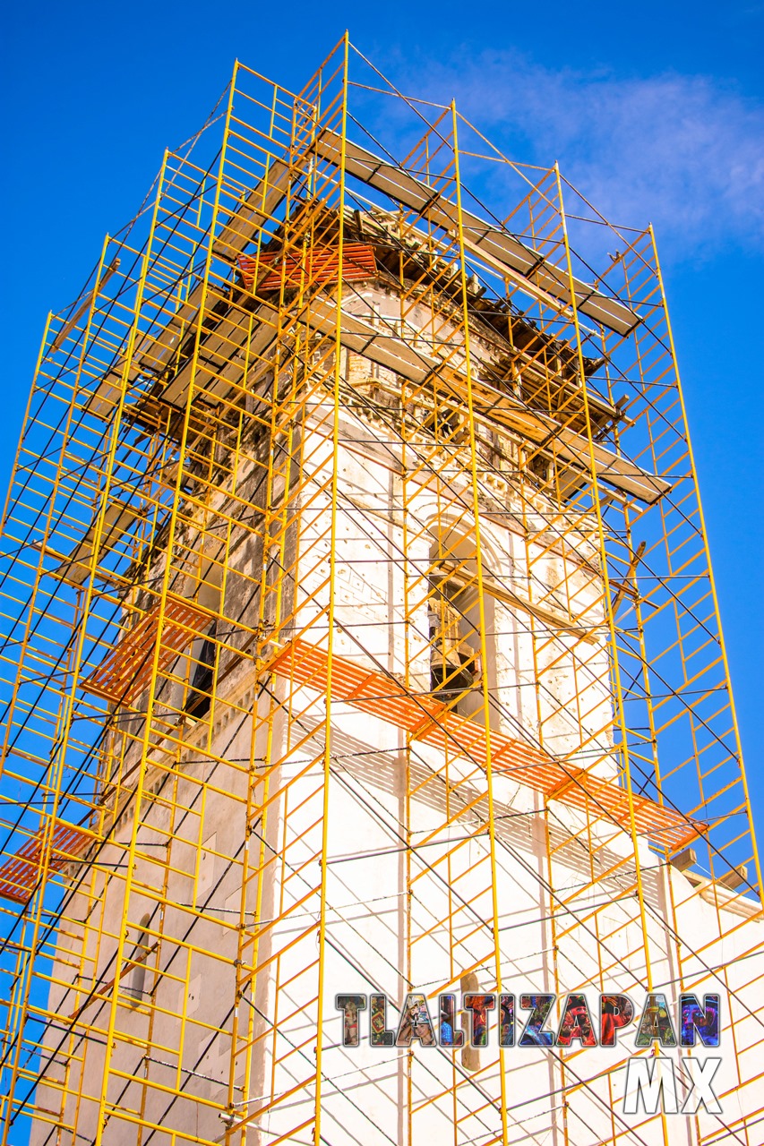 El campanario de la iglesia de San Miguel Arcángel mantiene la estructura puesta para reparación.