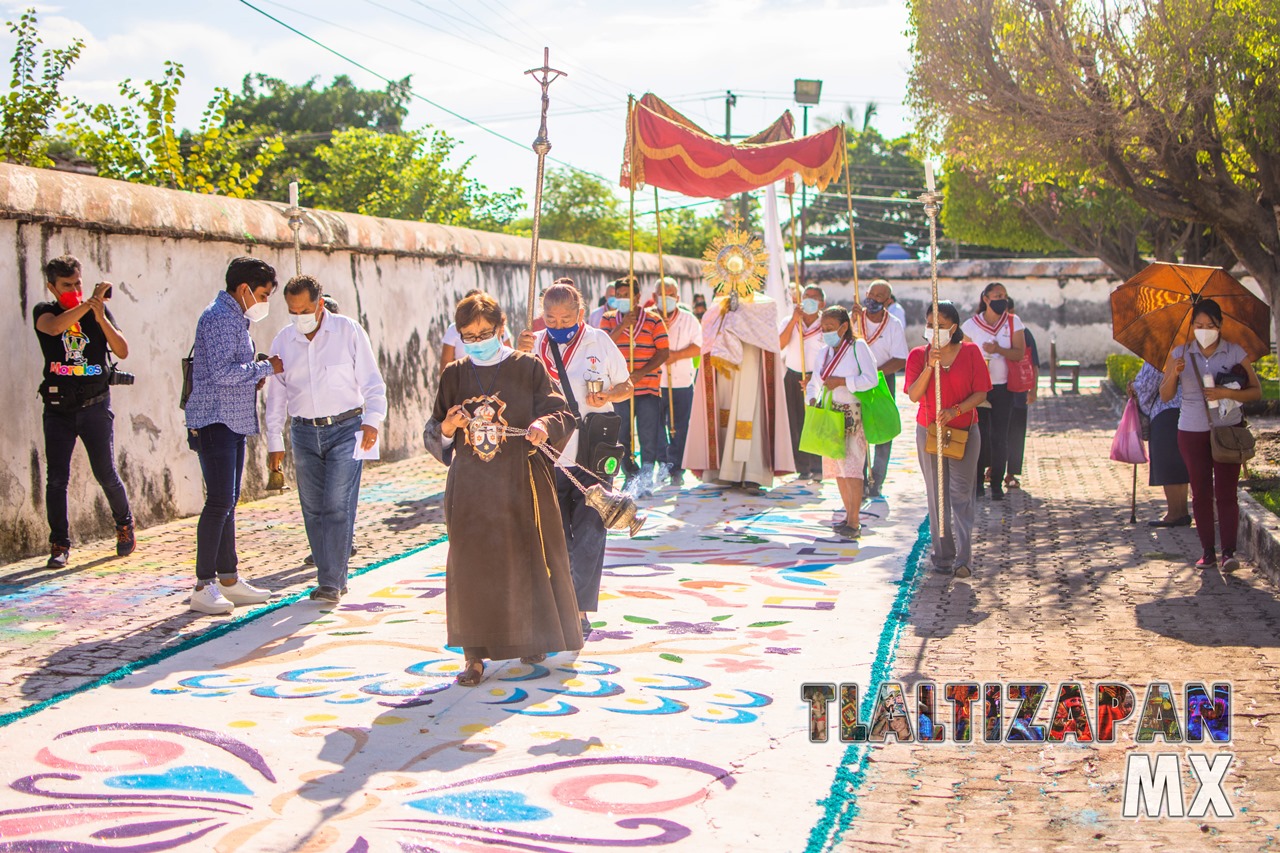 Inicio de procesión en el interior de la Iglesia