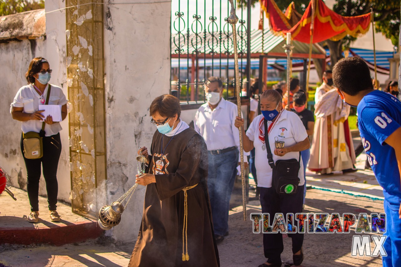 Procesión saliendo de la iglesia