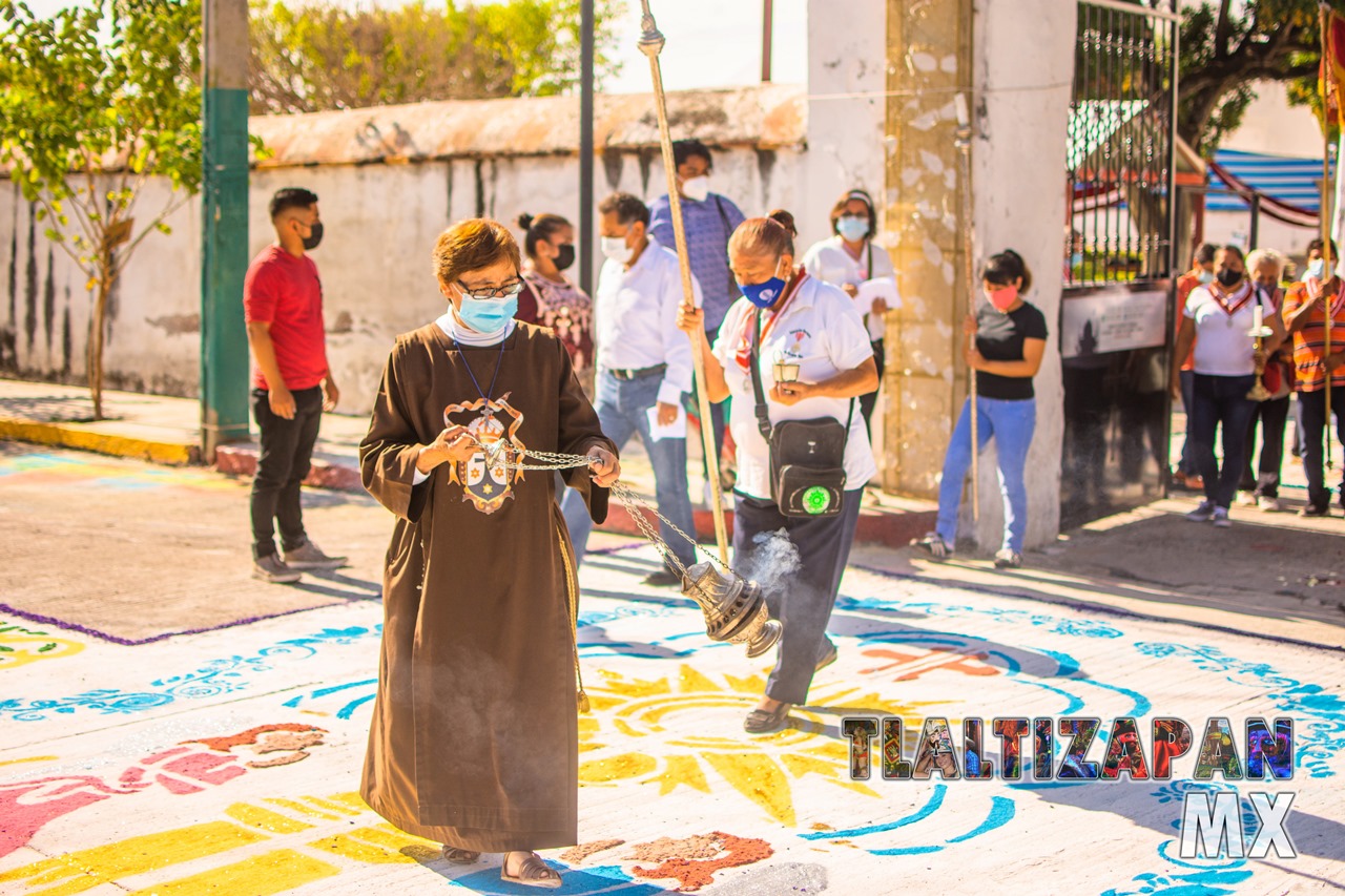 El humo abriendo caminos de solemnidad como apertura de la procesión al salir de la iglesia de Tlaltizapán.