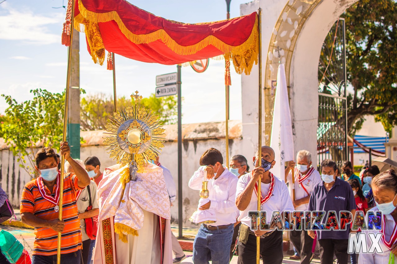 Procesión sobre la calle Leona Vicario en el municipio de Tlaltizapan