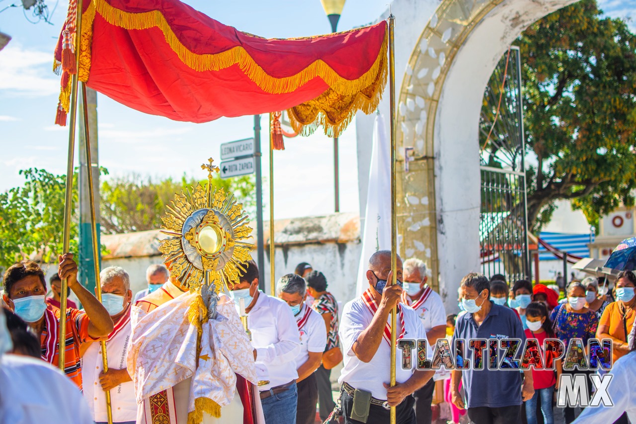 Recorrido con el Santísimo Sacramento a traves de las calles de Tlaltizapán.