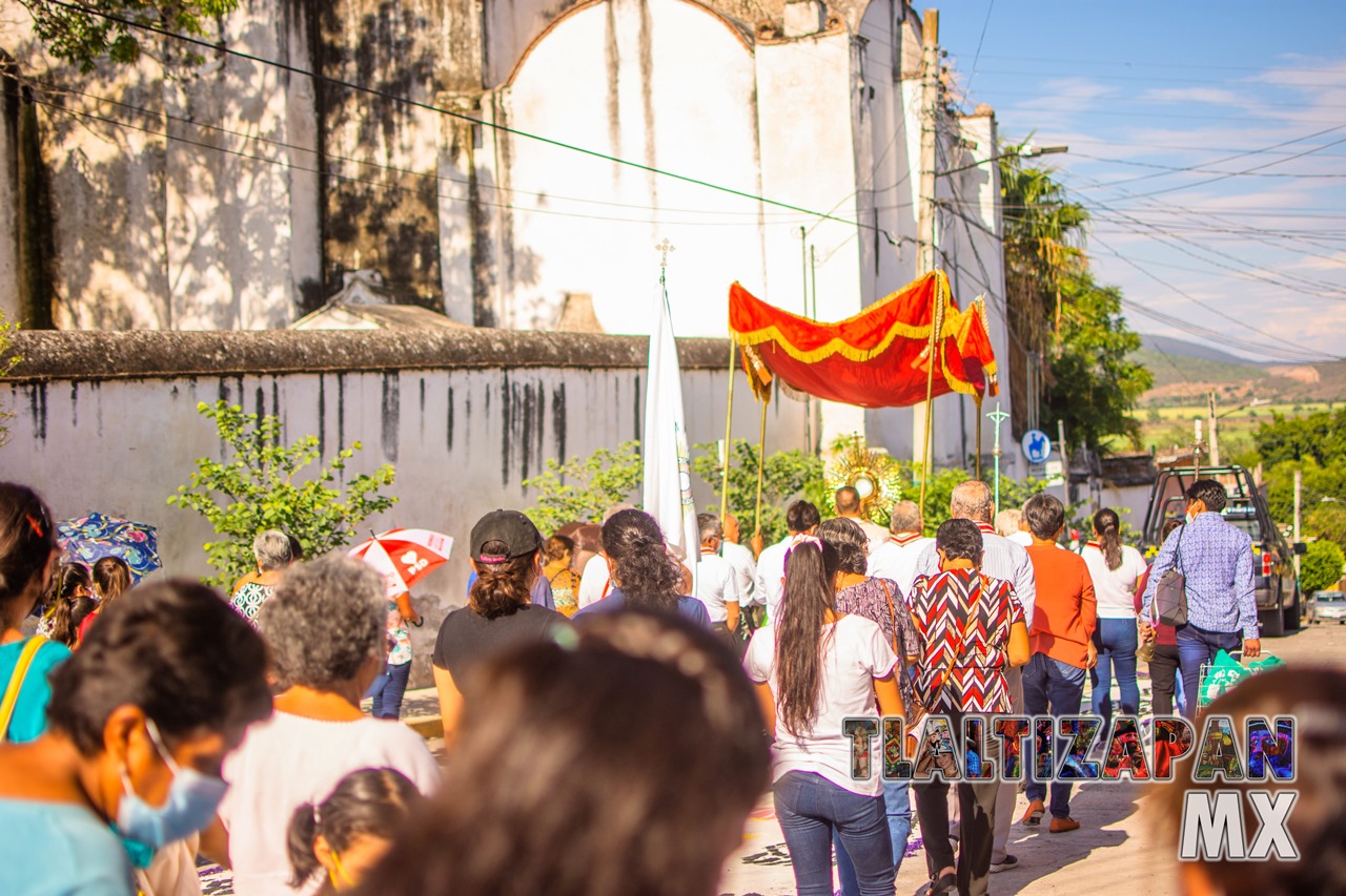 Procesión sobre la calle Leona Vicario en el municipio de Tlaltizapan.