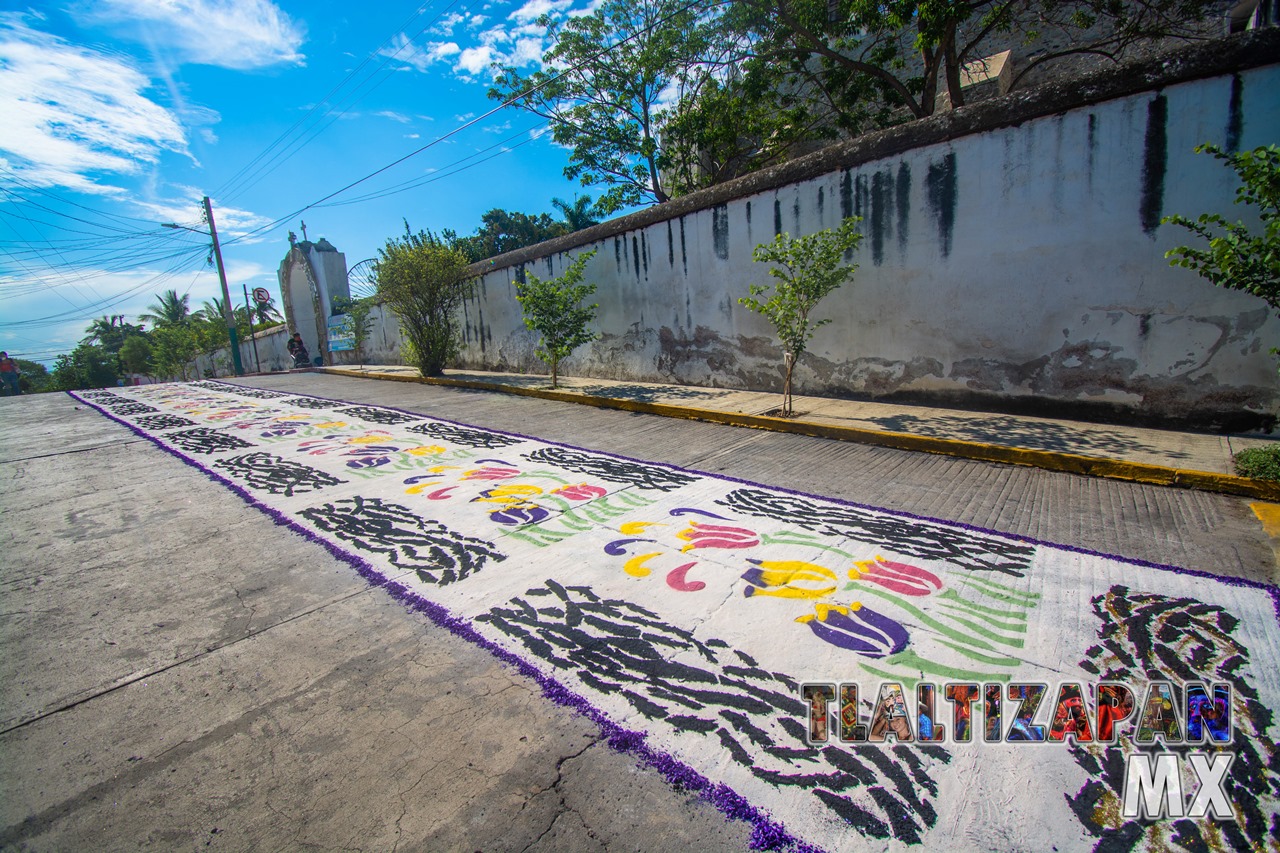 En la calle Leona Vicario coloridos tapetes adornan el piso.