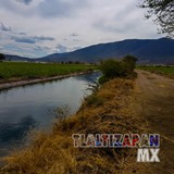 Bello paisaje del canal de y el Cerro de Santa María ubicados en Tlaltizapán, Morelos.