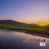 Bellos colores del amanecer en el canal de riego de Tlaltizapán, Morelos, México