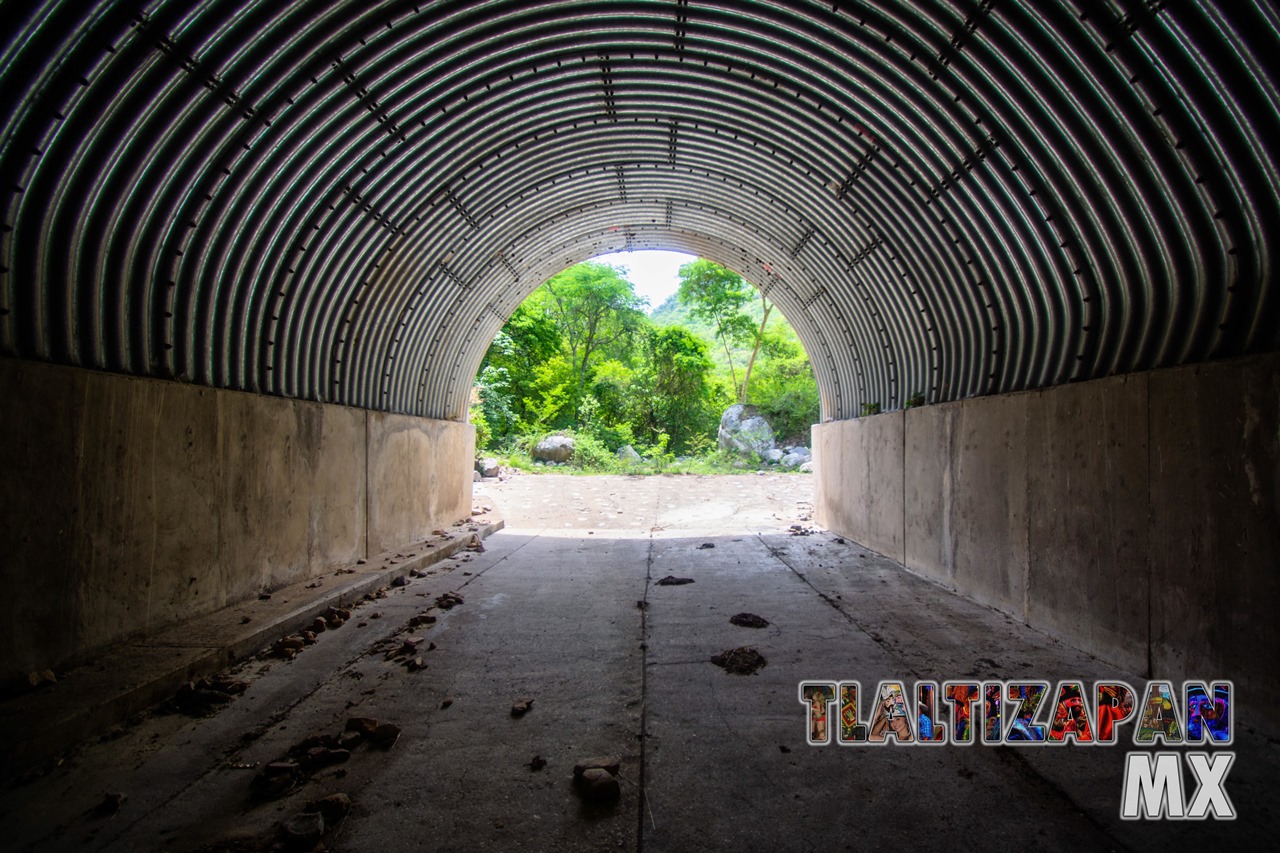 Túnel que atraviesa la autopista del sol para llegar al cerro Santa María