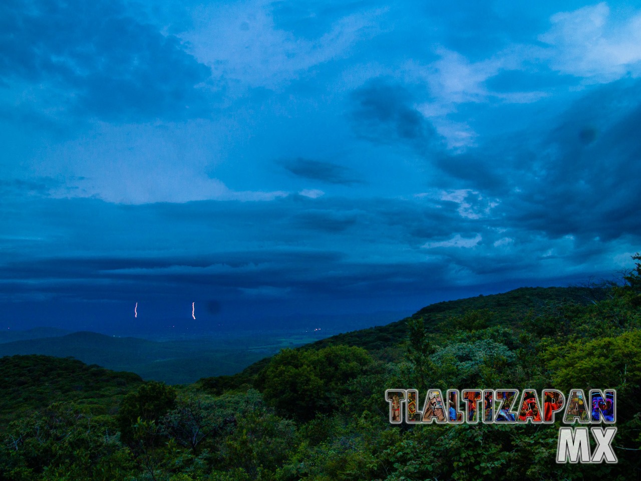 Tormenta eléctrica al anochecer vista desde el cerro Santa María