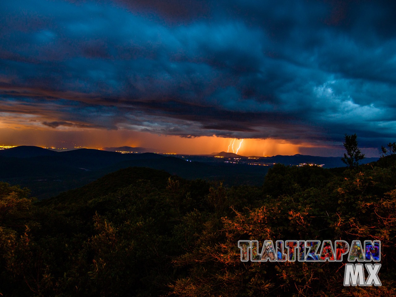 Tormenta eléctrica al anochecer vista desde el cerro Santa María