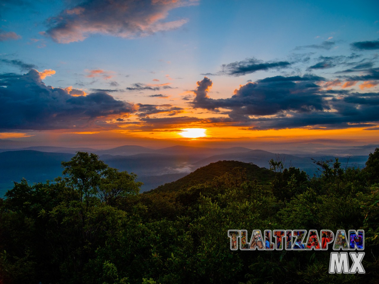 El sol aparece, amanecer visto desde el cerro Santa María.